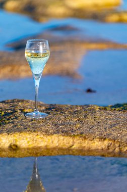 Bir bardak kava ya da şampanya köpüklü şarap, kış tatili, Dunes Corralejo kumsalında gelgit, Fuerteventura, Kanarya Adaları, İspanya