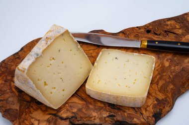 Bir parça sert Ciambella Trufilo peyniri İtalya 'nın Langa bölgesindeki Piedmontese inek sütünden yapılan mantarlı mantarla yapıldı.