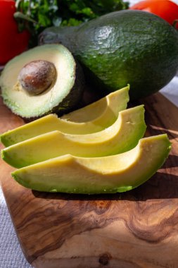 Olgun yeşil organik avokadolar masada, Fuerteventura, Kanarya Adaları, İspanya