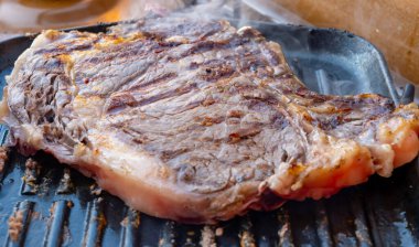 Tuscany, İtalya 'da küçük bir köy restoranında ızgarada ızgara biftekli biftek.