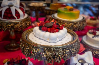 İtalya 'nın Milano kentindeki el sanatları fırınında kremalı ve meyveli İtalyan tatlılı pasta ve pastalar sergileniyor.