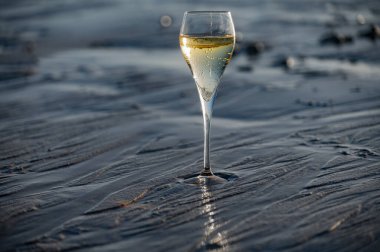 Bir bardak kava ya da şampanya köpüklü şarap, kış tatili, Dunes Corralejo kumsalında gelgit, Fuerteventura, Kanarya Adaları, İspanya