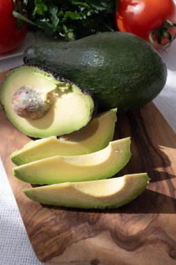 Olgun yeşil organik avokadolar masada, Fuerteventura, Kanarya Adaları, İspanya