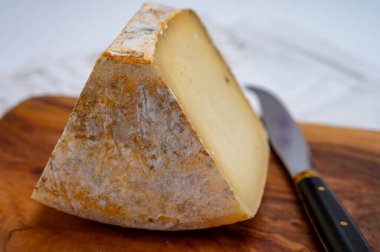 Bir parça sert Ciambella Trufilo peyniri İtalya 'nın Langa bölgesindeki Piedmontese inek sütünden yapılan mantarlı mantarla yapıldı.