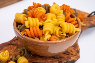 İtalya, Napoli 'den gelen geleneksel üç renkli İtalyan ev yapımı makarnası zeytin tahtasında.