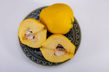 Olgun sarı ayva elmaları grubu beyaz arkaplanı izole ediyor.