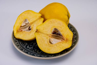 Olgun sarı ayva elmaları grubu beyaz arkaplanı izole ediyor.