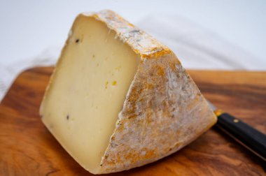 Bir parça sert Ciambella Trufilo peyniri İtalya 'nın Langa bölgesindeki Piedmontese inek sütünden yapılan mantarlı mantarla yapıldı.