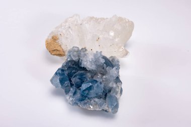 Beyaz ve mavi dağlar kristal renkli değerli taş kuarklar, jeoloji mineralleri beyaz arkaplanı kapatın