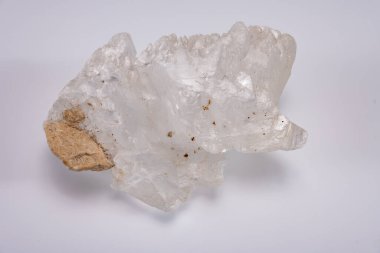 Beyaz dağlar, renksiz değerli taş kuarklardan oluşan kristal jeoloji mineralleri, beyaz arka plana yakın.