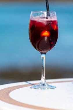 Corralejo, Fuerteventura, İspanya 'da portakallı soğuk sangria şarabı.