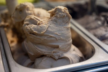 Buzdolabında taze İtalyan zanaatkar dondurma çeşitleri yakın plan, süt cevizli dondurma tatlı, Milano, İtalya