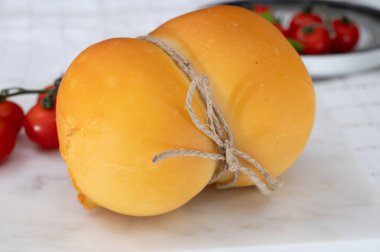 Peynir koleksiyonu, İtalyan peyniri scamorza, caciocavallo, Güney İtalya 'da inek sütünden yapılan provolone...