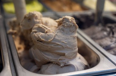 Buzdolabında taze İtalyan zanaatkar dondurma çeşitleri yakın plan, süt cevizli dondurma tatlı, Milano, İtalya