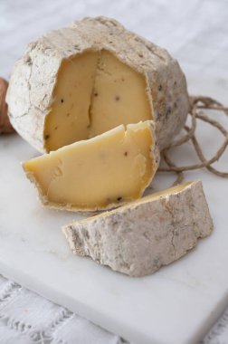 Siyah mantarlı İtalyan mantarlı sert peynirli trüf mantarı.