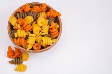 Geleneksel renkli üç renkli İtalyan ev yapımı makarna Napoli, İtalya 'dan zeytin tahtası üzerinde fotokopi alanı