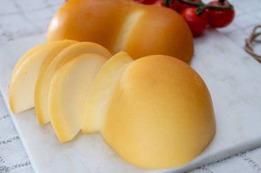 Peynir koleksiyonu, İtalyan peyniri scamorza, caciocavallo, Güney İtalya 'da inek sütünden yapılan provolone...