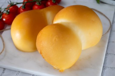 Peynir koleksiyonu, İtalyan peyniri scamorza, caciocavallo, Güney İtalya 'da inek sütünden yapılan provolone...