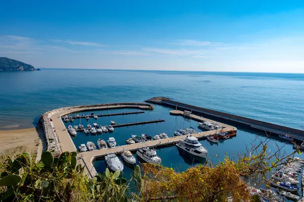 Orta çağ 'a ait küçük bir sahil kasabası olan Sperlonga' dan ve kışın Latina, İtalya 'nın deniz kıyısından gelen boş yatların manzarası