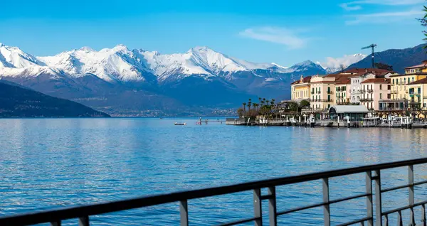 Turizm merkezi küçük ortaçağ köyü Bellagio 'da tepe dar sokaklar ve lüks villalar baharda Como Gölü, İtalya' da tatil yeri.