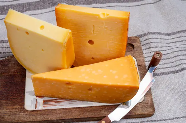 Peynir koleksiyonu, Hollanda 'da inek sütünden yapılmış Hollanda usulü sert peynirler.