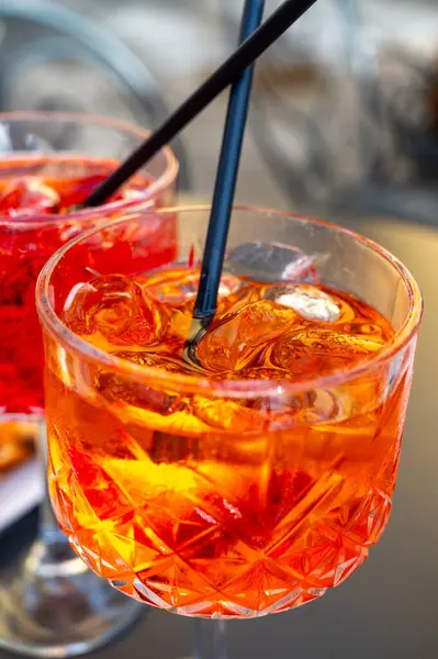 Aperol Spritz portakal suyu, likör, Prosecco köpüklü şarap, buz küpleri ve bir parça portakal, Bellagio, İtalya