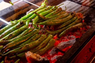 Türk restoranında kömür ızgarasında yeşil Türk biberli barbekü.