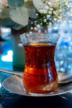 Türkiye 'nin İstanbul kentindeki restoranda geleneksel bardakta Türk tatlı çayı servis ediliyor.