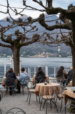 Turizm merkezi küçük ortaçağ köyü Bellagio 'da tepe dar sokaklar ve lüks villalar baharda Como Gölü, İtalya' da tatil yeri.