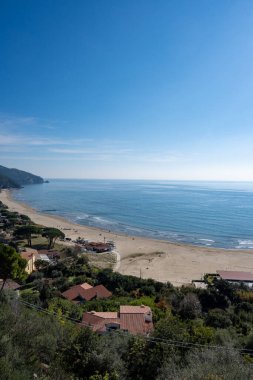 Orta çağ 'a ait küçük bir sahil kasabası olan Sperlonga' dan ve kışın Latina, İtalya 'daki deniz kıyısından kumlu sahil manzarası