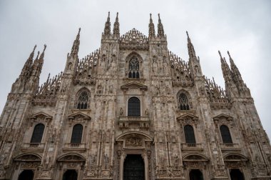 Milano 'daki mermer Gotik Katedral Kilisesi' nin mimari detayları, Kuzey İtalya 'daki turistik ilgi merkezi.