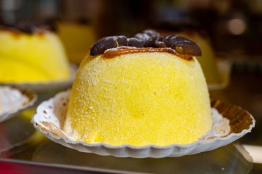 Polenta e Osei di Bergamo Alta, Bergamos mutfağının en ünlü tatlı spesiyali, sünger keki, çikolata, tereyağı, fındık kreması.