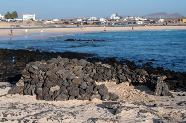 Fuerteventura adasının batı kıyısında. El Cotillo turistik köyünde kış ve güneş tatili, Kanarya adaları, İspanya 'da beyaz kumlu sahil La Concha.