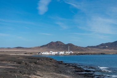 Punta de Jandia ve Fuerteventura adasının güney ucunda deniz feneri, sadece çakıl yolu ile ulaşılabilir, güneşli kış günü.