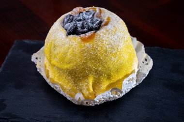 Polenta e Osei di Bergamo Alta, Bergamos mutfağının en ünlü tatlı spesiyali, sünger keki, çikolata, tereyağı, fındık kreması.