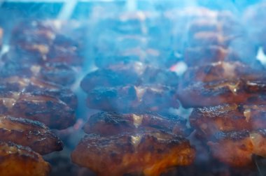 İstanbul 'da lokantada mangal kömürü ızgarasında Türk eti, tavuk kanadı, kuzu eti, şiş kebap pişiyor.