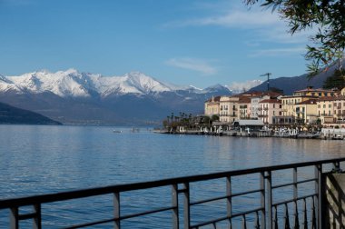 Turizm merkezi küçük ortaçağ köyü Bellagio 'da tepe dar sokaklar ve lüks villalar baharda Como Gölü, İtalya' da tatil yeri.