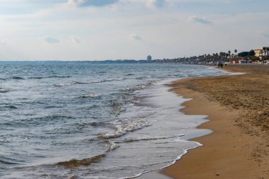 Terracina, Tyrhenian Denizi Koyu 'nun kumlu sahilleri, kışın Latina' nın antik İtalyan kenti, İtalya