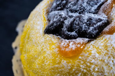 Polenta e Osei di Bergamo Alta, Bergamos mutfağının en ünlü tatlı spesiyali, sünger keki, çikolata, tereyağı, fındık kreması.