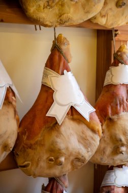 Prosciutto crudo, prosciutto di Parma, pişmemiş, sigara içilmemiş, ve Parma, Emilia-Romagna, İtalya 'dan kurutulmuş jambon,