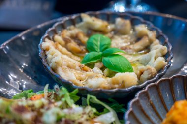 Vejetaryen yemekleri, Türk restoranında mezze, bulgur pilavı, ızgara patlıcan ve taze yeşil sebze salatası.