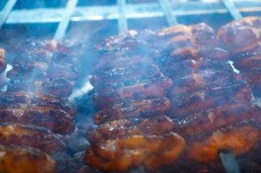 İstanbul 'da lokantada mangal kömürü ızgarasında Türk eti, tavuk kanadı, kuzu eti, şiş kebap pişiyor.