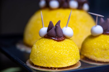 Polenta e Osei di Bergamo Alta, Bergamos mutfağının en ünlü tatlı spesiyali, sünger keki, çikolata, tereyağı, fındık kreması.