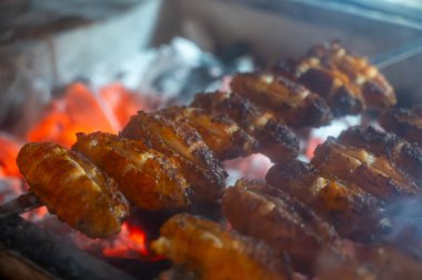 İstanbul 'da lokantada mangal kömürü ızgarasında Türk eti, tavuk kanadı, kuzu eti, şiş kebap pişiyor.