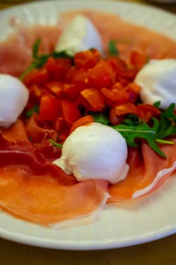 Emilia-Romagna bölgesi mutfağı, İtalyan jambonlu Caprese salatası, prosciutto di Parma, mozzarella ve domates, Parma, İtalya 'da öğle yemeği.