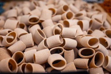 İtalyan yemeği, kurutulmuş, cevizli renkli makarna, pişirmeye hazır, Milan, Lombardy, İtalya, kapatın.