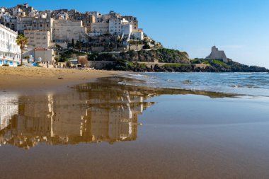 Orta çağ 'ın küçük turistik kasabası Sperlonga' daki kumlu sahil ve deniz suyu manzarası ve kışın Latina, İtalya