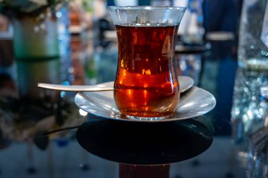 Türkiye 'nin İstanbul kentindeki restoranda geleneksel bardakta Türk tatlı çayı servis ediliyor.