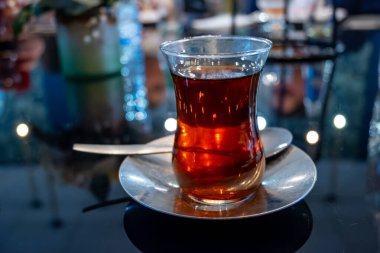 Türkiye 'nin İstanbul kentindeki restoranda geleneksel bardakta Türk tatlı çayı servis ediliyor.