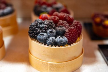 İtalya 'nın Milano kentindeki el sanatları fırınında kremalı ve meyveli İtalyan tatlılı pasta ve pastalar sergileniyor.